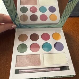 Vibrant Eyeshadow Palette by Laura Sanchez